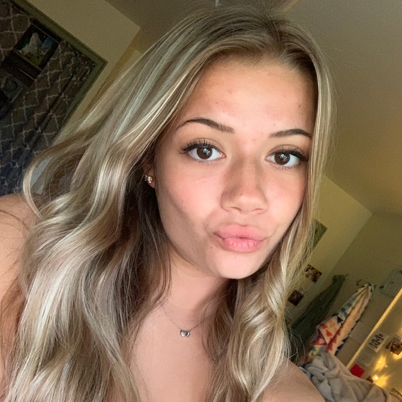 Meet your Posher, Madison - Picture 2 of 4